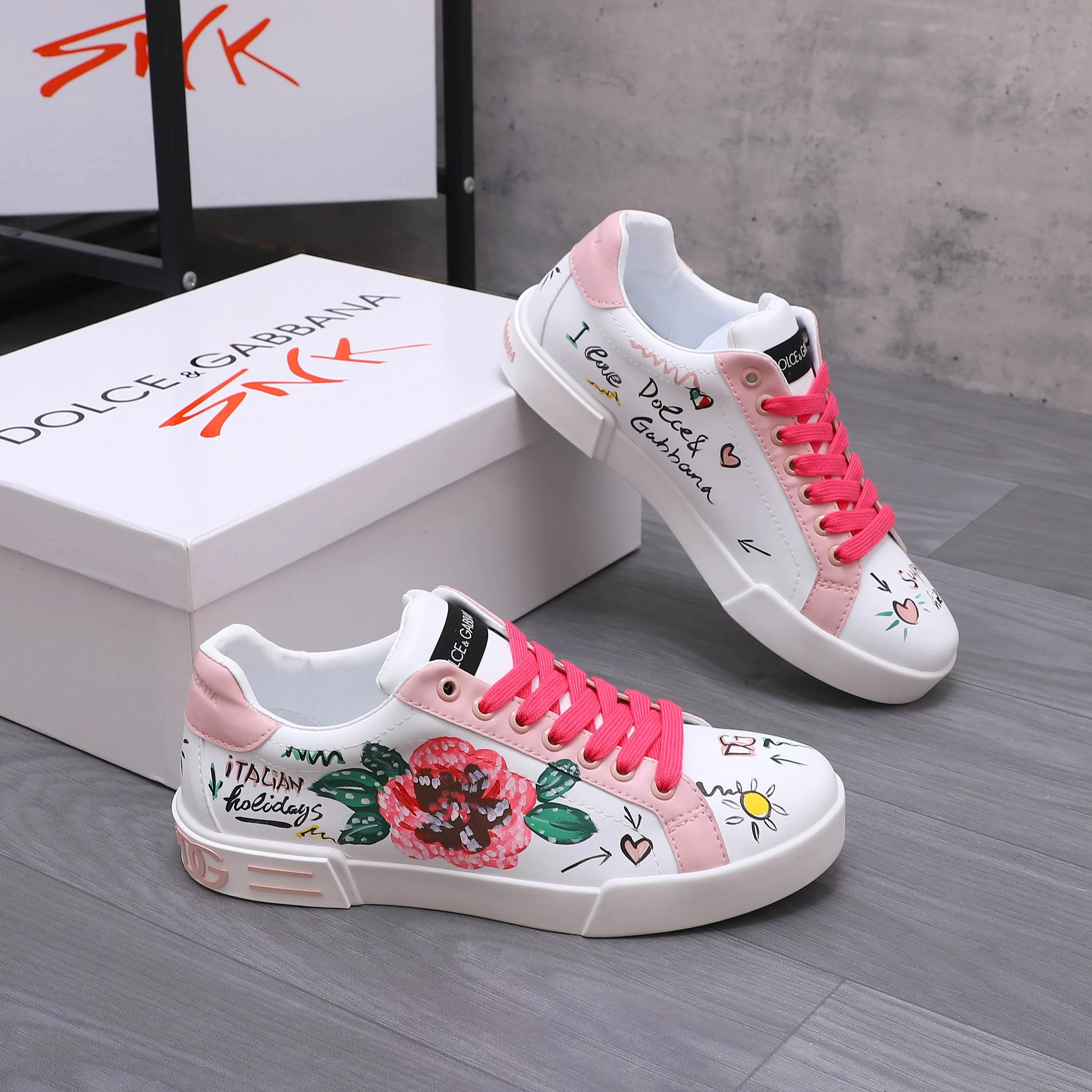 Men's shoes 💰480 Product trademark: DG (Dolce & Gabbana) couple's casual shoes Regular size: 35-46 (45.46 is custom-made and non-refundable) Product materials: Selected graffiti cowhide upper, leather lining, cowhide insole, original outsole